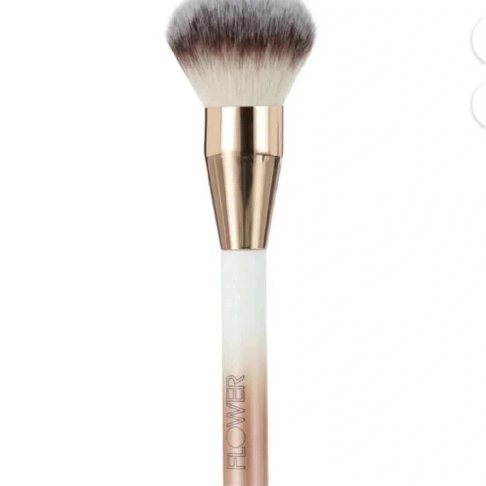 FLOWER Beauty Foundation Buffing Brush NEW ✨ Drew Barrymore’s Brush - Rose Gold